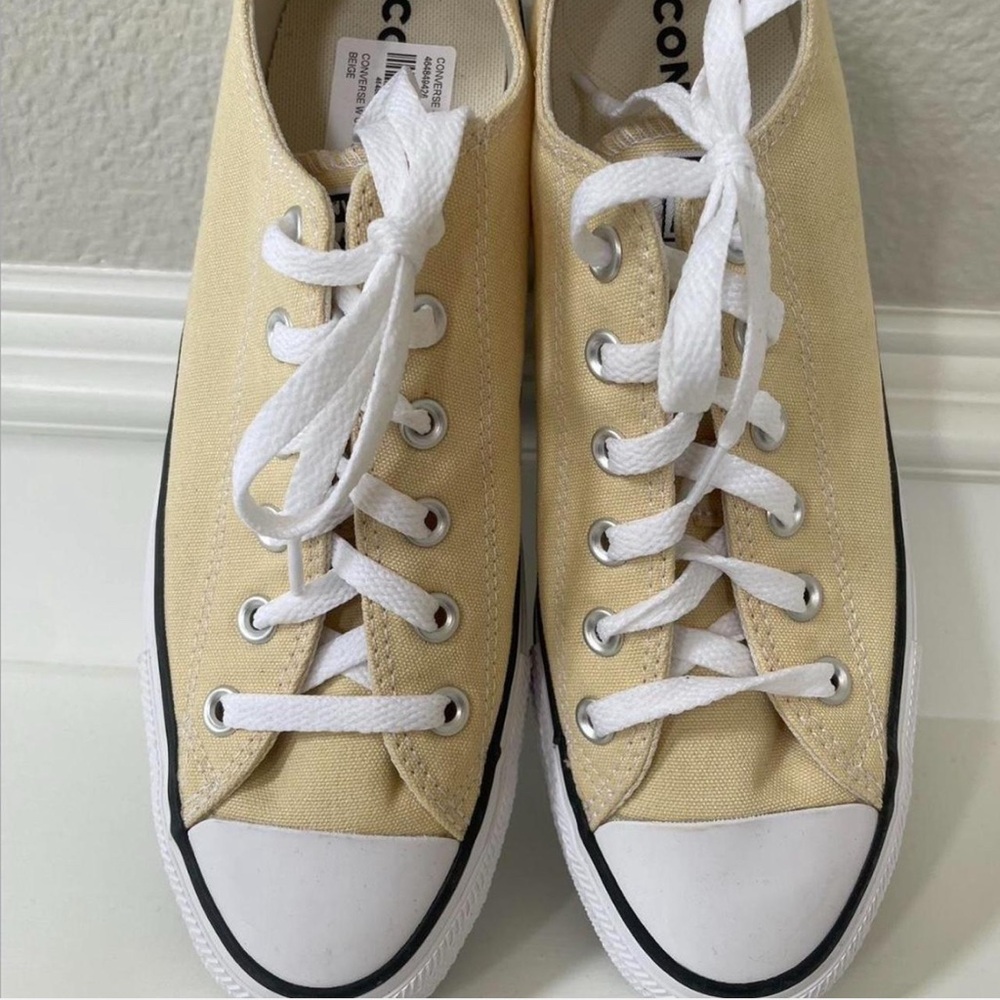 Low top Chuck Taylor’s All star- Converse
Light yellow